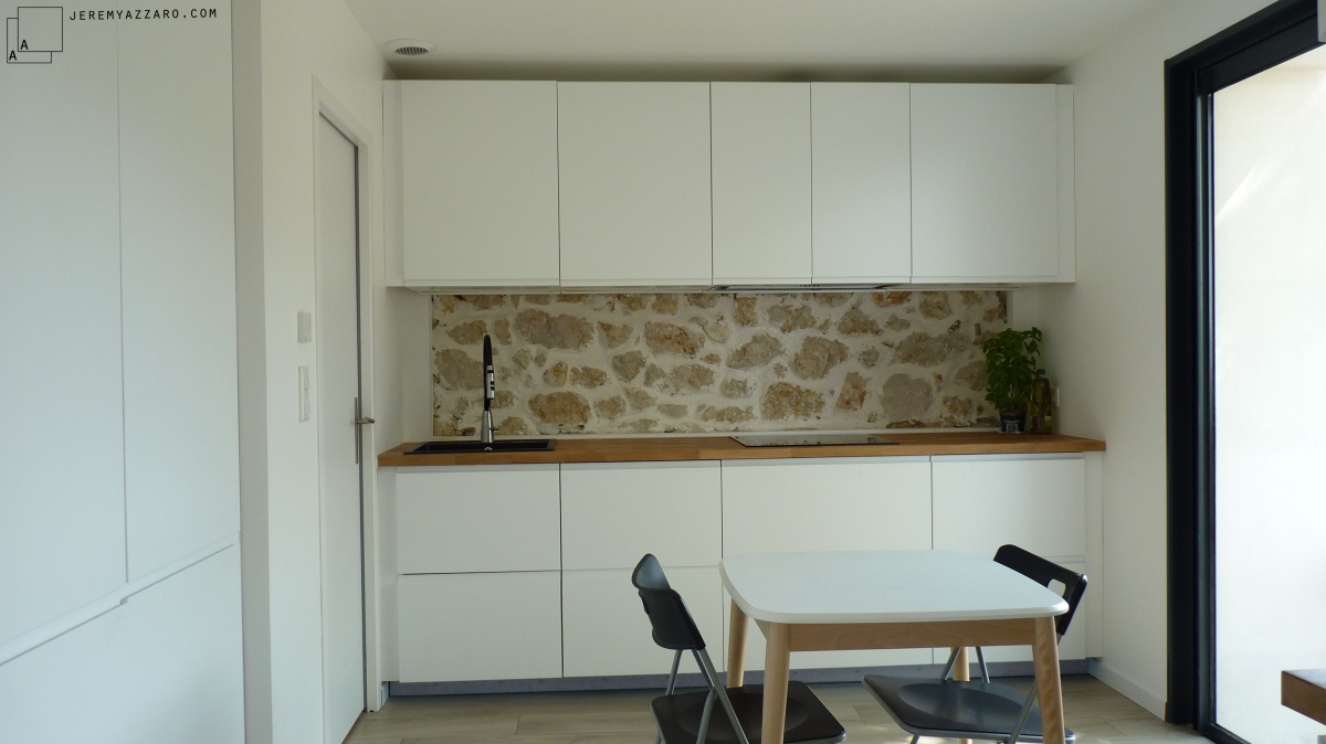 Sur�l�vation R�novation � la cabane sur le toit � : cuisine-contemporaine-blanc-pierre-blanc-azzaro-architecte-marseille