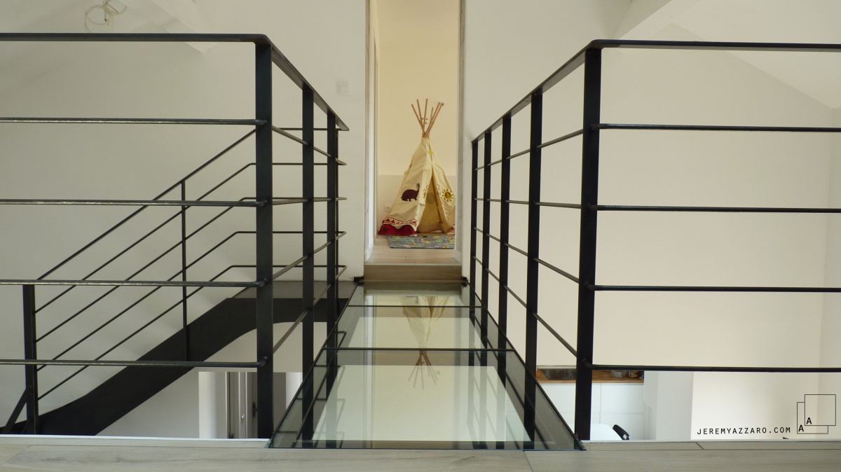 Sur�l�vation R�novation � la cabane sur le toit � : passerelle-verre-chambre-enfants-renovation-marseille-azzaro-architecte