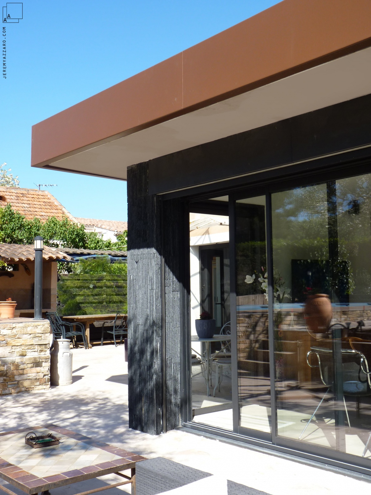 Extension contemporaine d�un s�jour de maison individuelle : jeremy-azzaro-architecte-extension-contemporaine-acier-pierre-beton-min