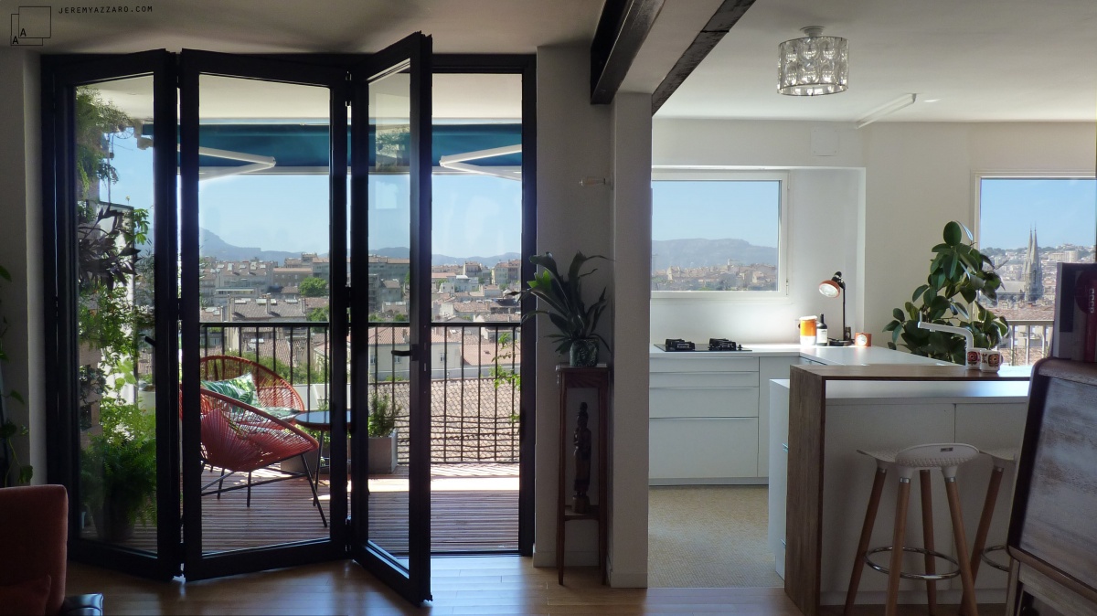 Transformation d�un appartement � la belle vue � : baie-repliablle-accordeon-vue-marseille-architecte-marseille-azzaro-min-min