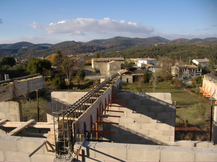 La maison Belv�daire : poutres porte a faux.JPG