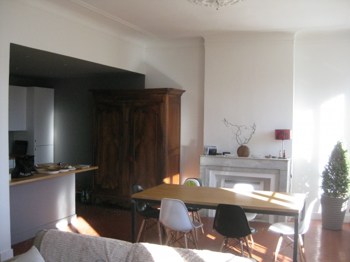 Rnovation d'un 3 fentres marseillais : Salon/salle  manger: photo de cuisine ouverte sur l'espace repas