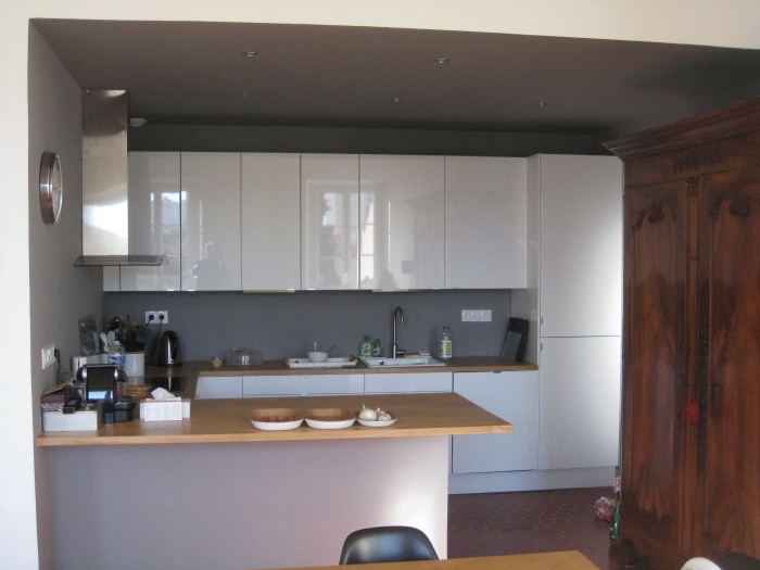 Rnovation d'un 3 fentres marseillais : Salon/salle  manger: photo de la cuisine quipe