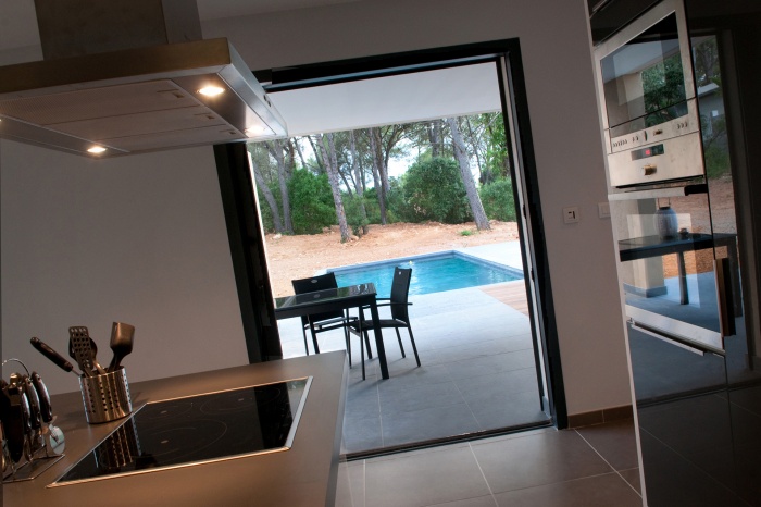 VILLA BAR : Vue int�rieure vers piscine