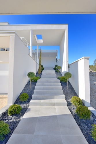 ANCR�E DANS LA ROCHE