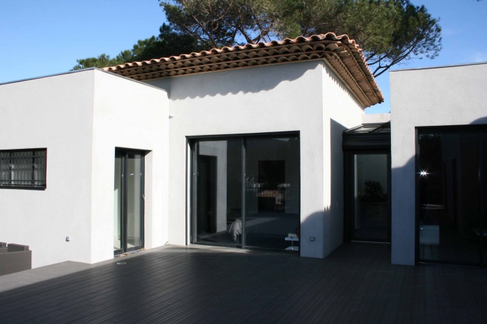 Maison Contemporaine : c�t� pool house et chambre