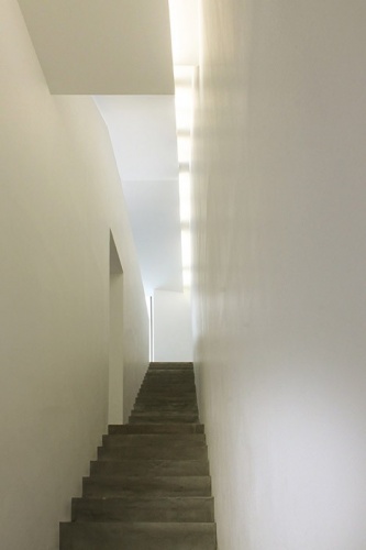 Maison de ville en b�ton : Escalier int�rieur sur 2 vol�es