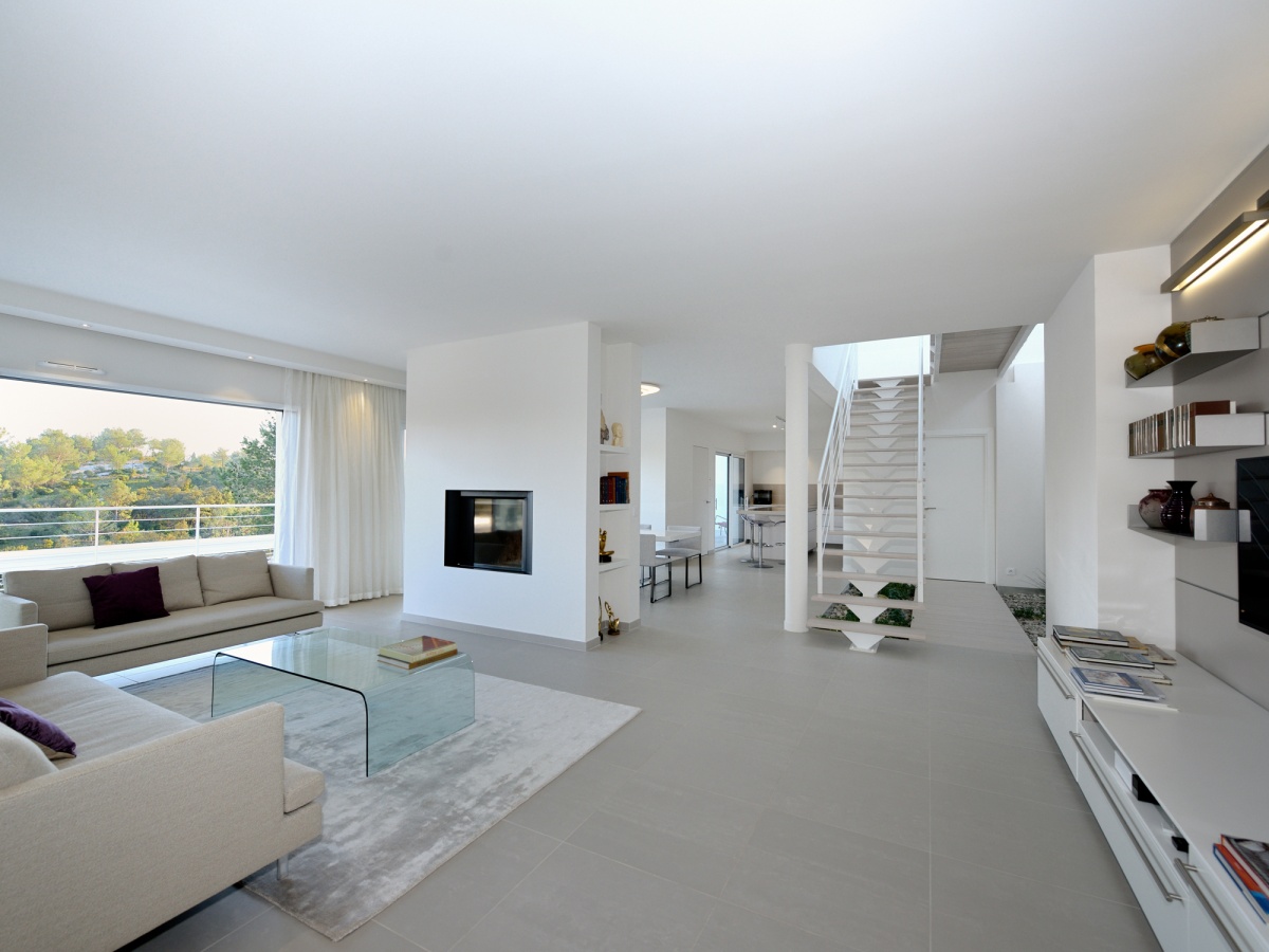 ANCR�E DANS LA ROCHE : 07-PIECE A VIVRE