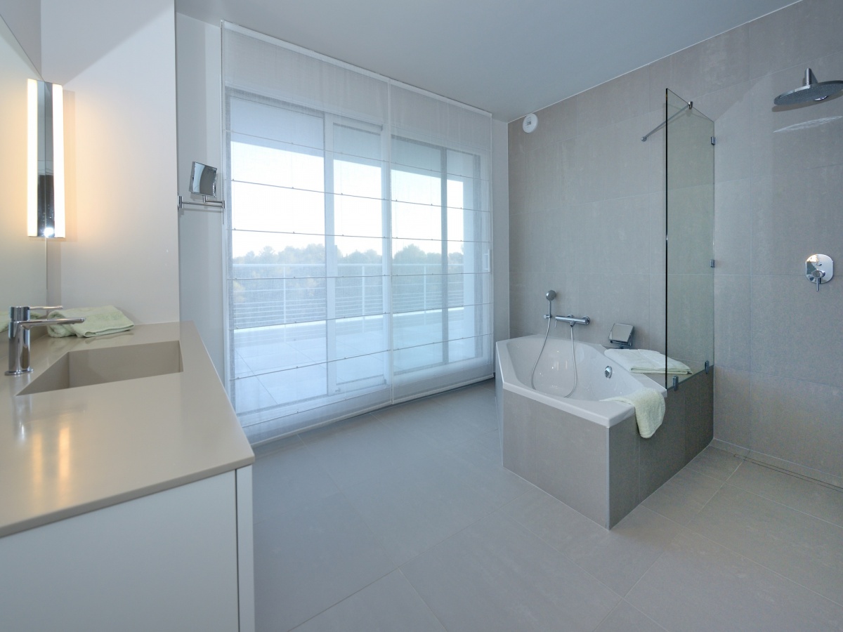 ANCR�E DANS LA ROCHE : 10-SALLE DE BAINS